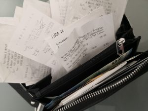 Belegflut in Handtasche und Portemonnaie