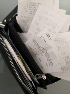 Belegflut in Handtasche und Portemonnaie