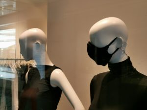 Schaufensterpuppe mit Maske
