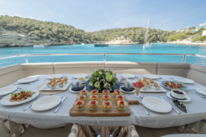 Meros Yachtsharing - Flybridge Table
