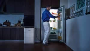 Jackery-SolarVault3-am-Kuehlschrank-nachts