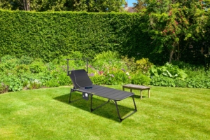 Technaxx-Faltbare-Solar-Sonnenliege-TX-275-20W-auf-Rasen