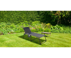 Technaxx Faltbare Solar-Sonnenliege TX-275 20W auf Rasen I © Technaxx - KI-bearbeitet