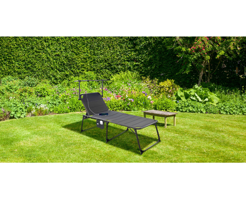 Technaxx Faltbare Solar-Sonnenliege TX-275 20W auf Rasen I © Technaxx - KI-bearbeitet