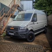 Liontron Caravan Salon 2026 Fahrzeug im Hof MAN TGE 4x4 mit Seikel-Fahrwerk und Differentialsperre